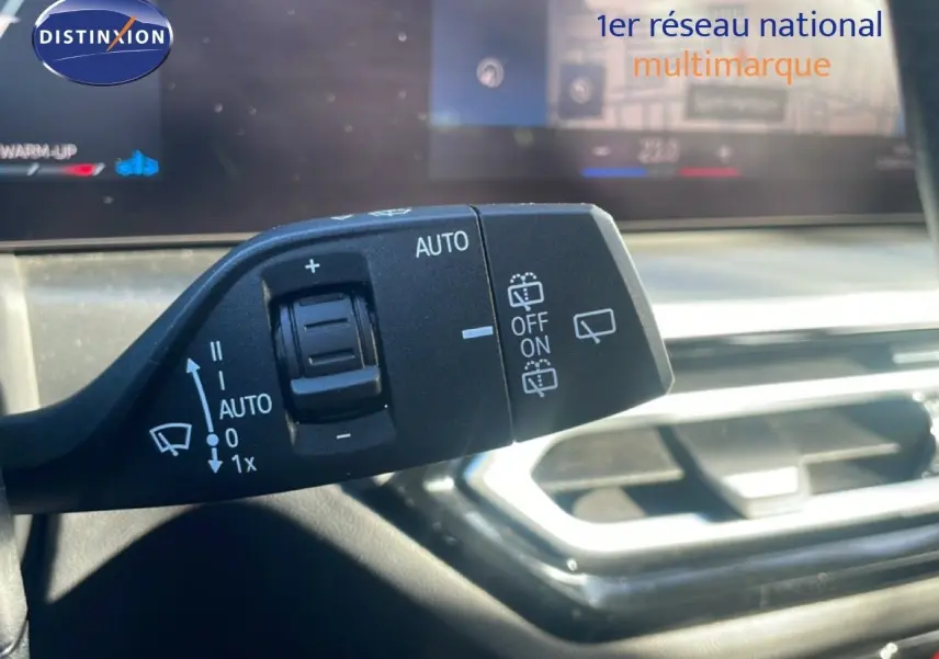 Gros plan sur la commande d’essuie-glace avec réglage automatique dans l’habitacle d’une BMW Série 3 Touring noire.