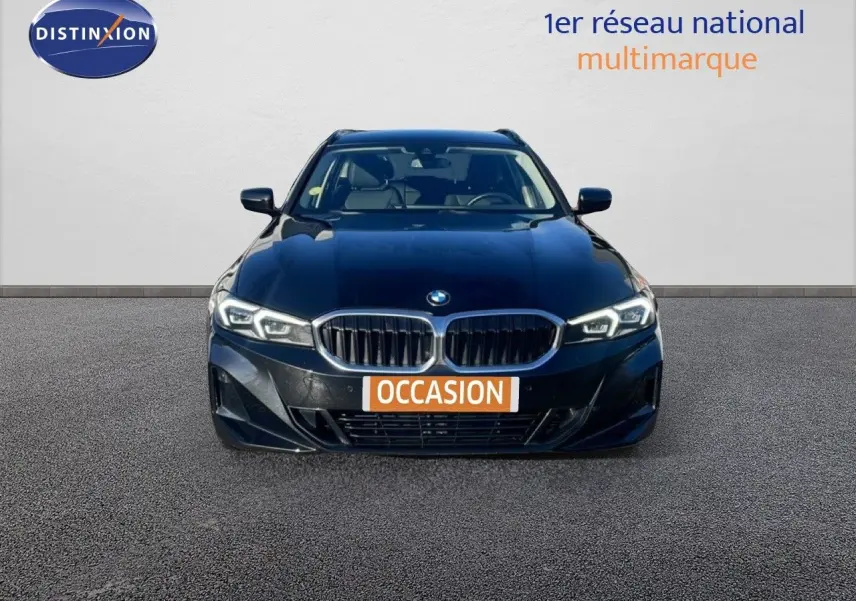 BMW Série 3 Touring F31 noir sapphire vue de face, avec calandre double haricot et phares LED allumés.