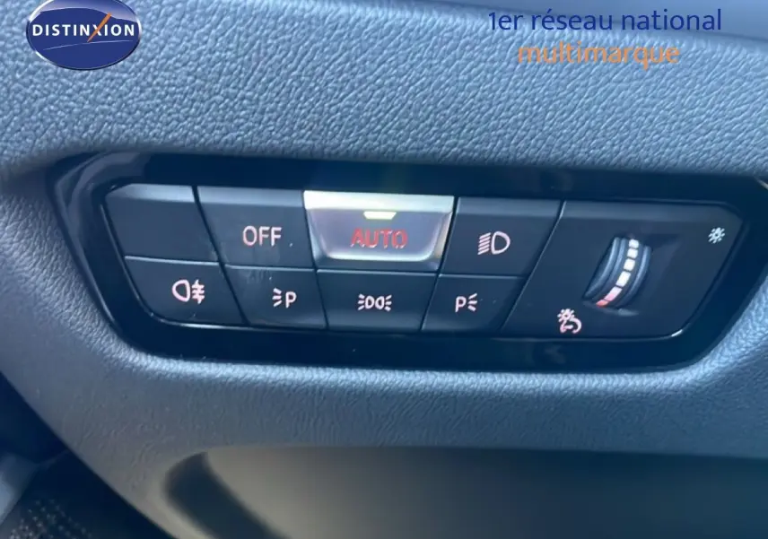 Gros plan sur les commandes d’éclairage intérieures d’une BMW Série 3 Touring F31 noire, avec réglage automatique activé.