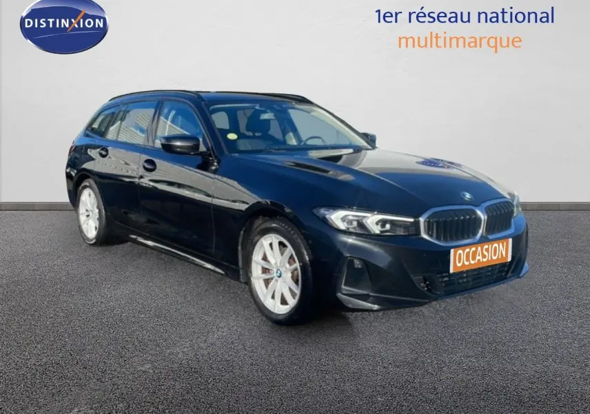 BMW Série 3 Touring F31 noir saphir vue 3/4 avant droit, jantes argentées et calandre double haricot visible.