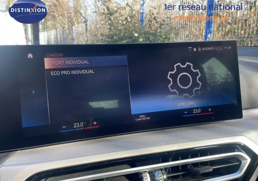 Vue intérieure de l'écran central tactile de la BMW Série 3 Touring F31 noir, affichant les modes de conduite Sport et Eco Pro.