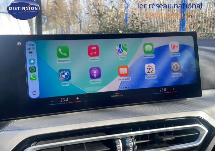 Écran tactile central de BMW Série 3 Touring F31 noir, affichant interface multimédia avec applications et climatisation.