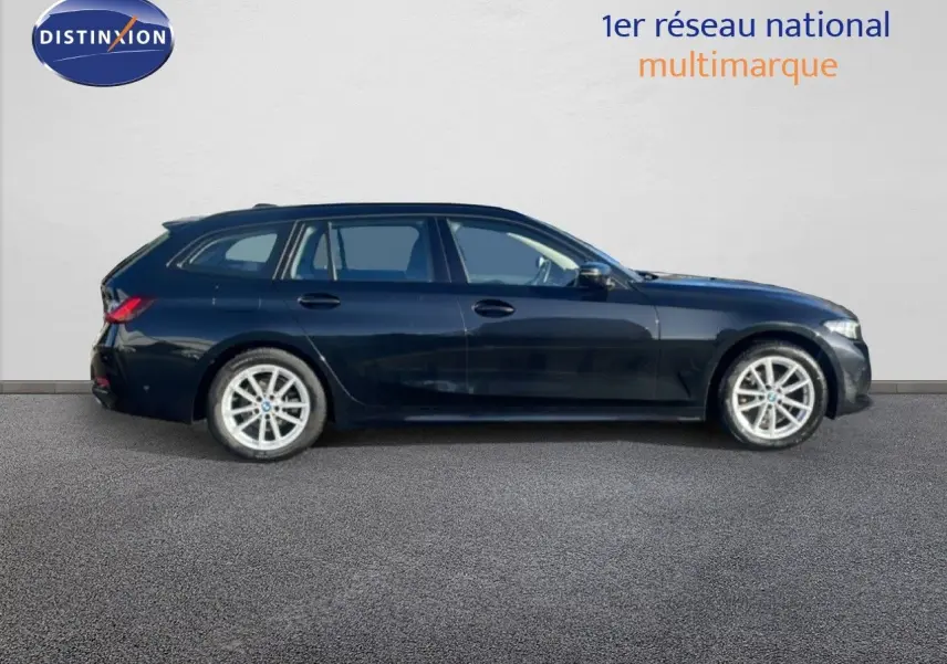 BMW Série 3 Touring F31 noir saphir vue de profil côté gauche sur fond neutre avec jantes argentées.