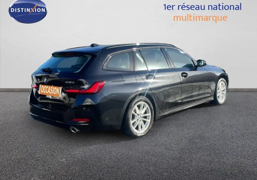 BMW Série 3 Touring F31 noir sapphire vue 3/4 arrière droit, avec jantes argentées et feux arrière LED.
