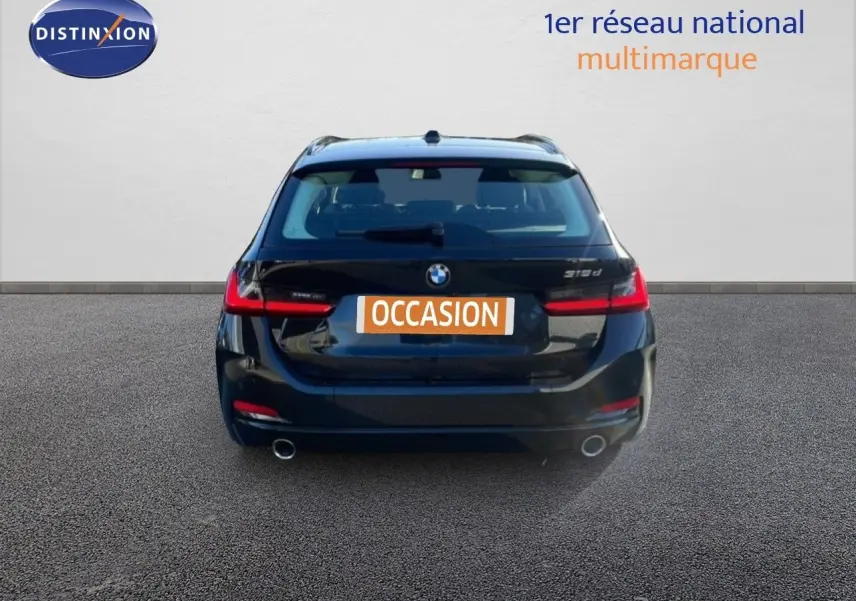 Vue arrière d'une BMW Série 3 Touring F31 noire, avec feux LED et double sortie d'échappement visible.
