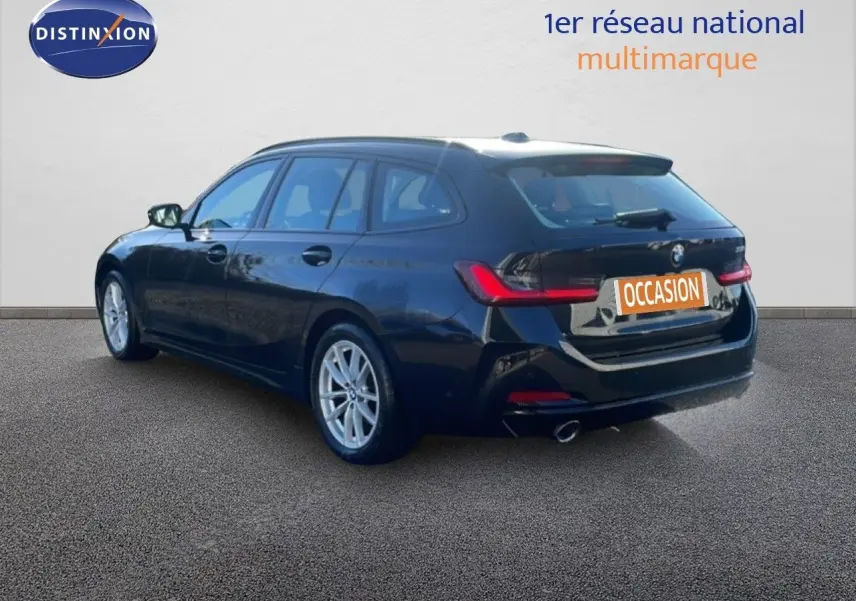 BMW Série 3 Touring F31 noir saphir vue 3/4 arrière droit, avec feux arrière LED et jantes argentées.