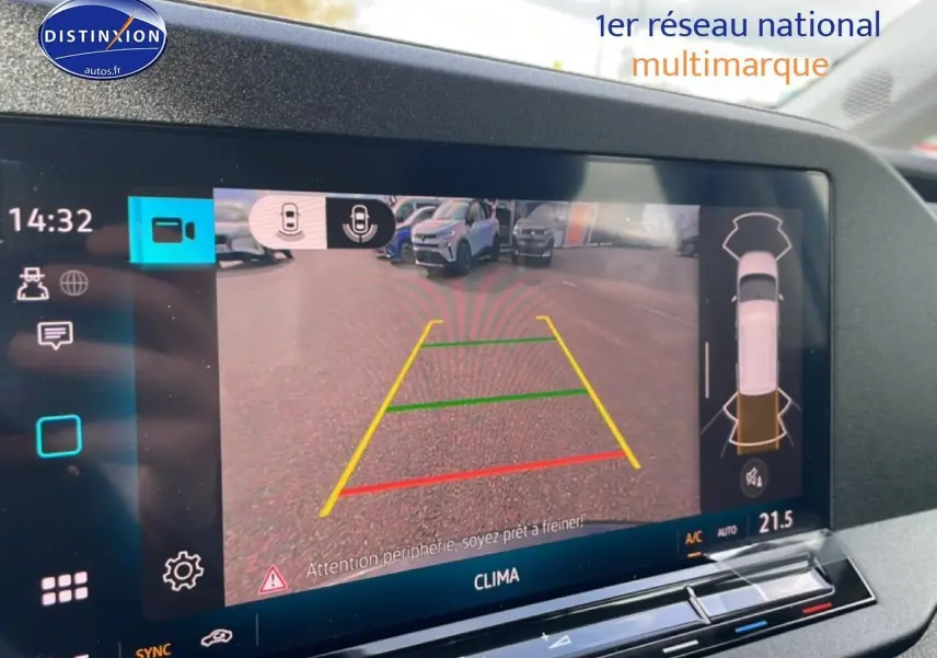 Écran tactile intérieur montrant la caméra de recul du Volkswagen Caddy gris indien, avec guidage de trajectoire.