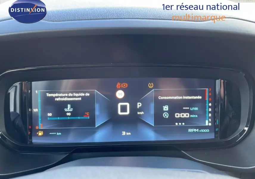 Affichage numérique du tableau de bord du Citroën Berlingo blanc, montrant la température moteur et la consommation instantanée.