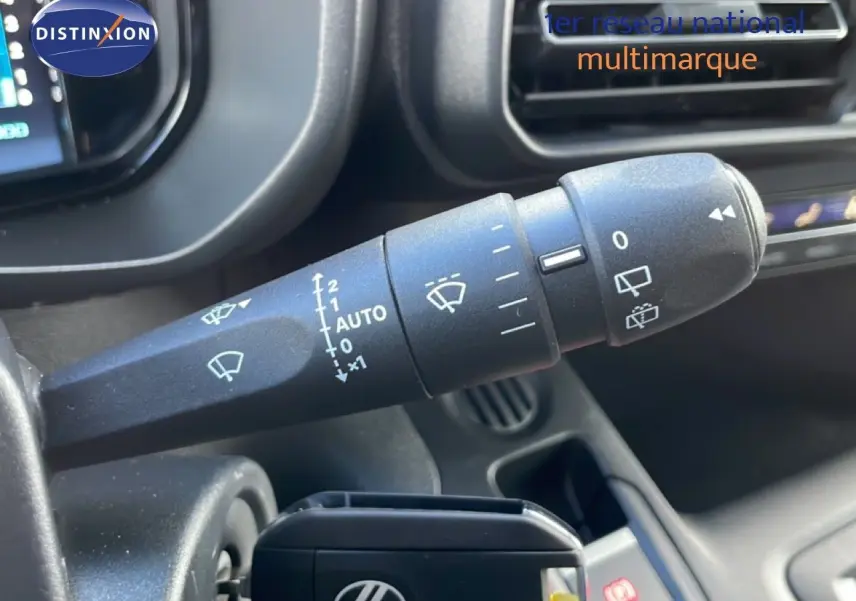 Gros plan sur la commande d'essuie-glace côté gauche du tableau de bord d'un Citroën Berlingo blanc glacier.