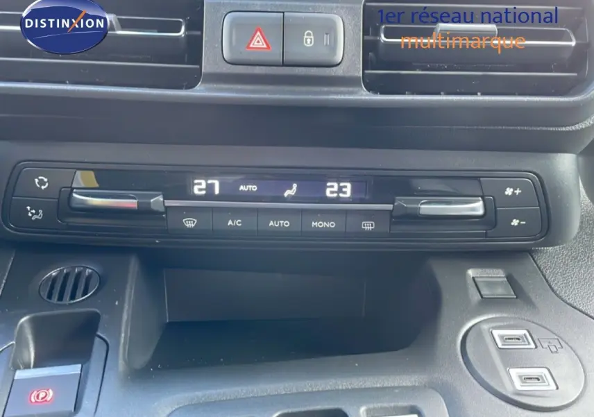 Vue rapprochée du tableau de bord noir du Citroën Berlingo Multispace, montrant la climatisation digitale et commandes centrales.