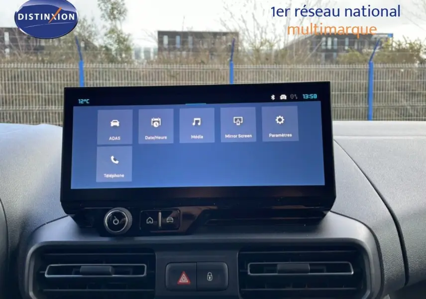 Tablette tactile centrale affichant les options multimédia et réglages dans l'habitacle du Citroën Berlingo blanc glacier.