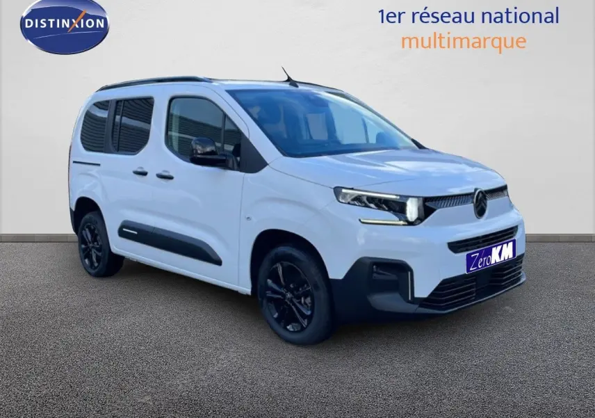 Vue 3/4 avant droite d'un Citroën Berlingo blanc glacier avec jantes noires et protections latérales noires.