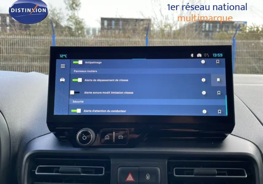 Écran tactile central du tableau de bord du Citroën Berlingo Multispace, affichant les réglages d'alerte conducteur.