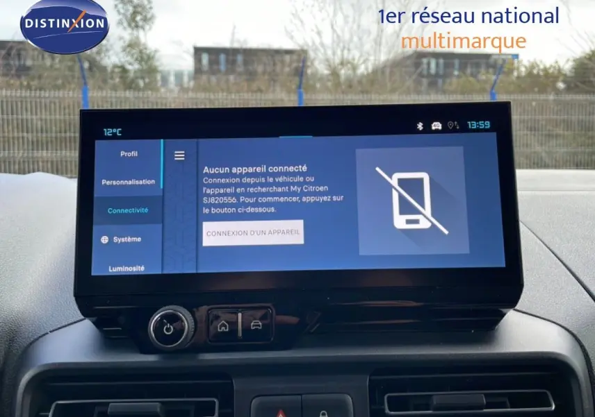 Écran tactile central du Citroën Berlingo blanc glacier, vue intérieure frontale avec affichage connectivité.