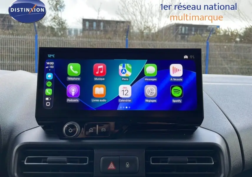 Écran tactile central du tableau de bord du Citroën Berlingo blanc glacier, vue de face en intérieur.