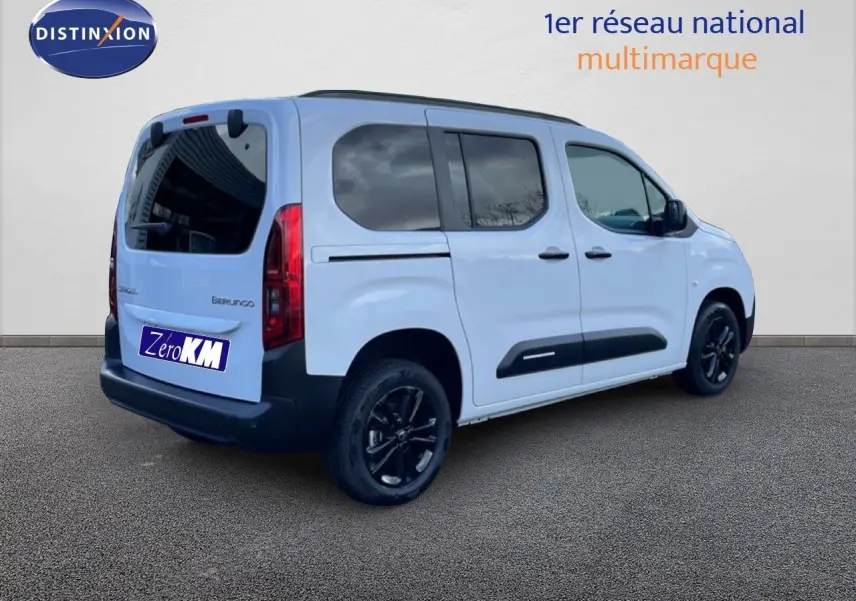 Vue 3/4 arrière droite d'un Citroën Berlingo Multispace blanc glacier avec vitres teintées et jantes noires.