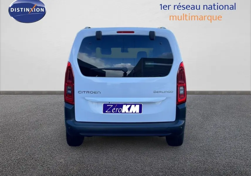 Vue arrière d'un Citroën Berlingo Multispace blanc glacier avec pare-chocs noir et vitre teintée.