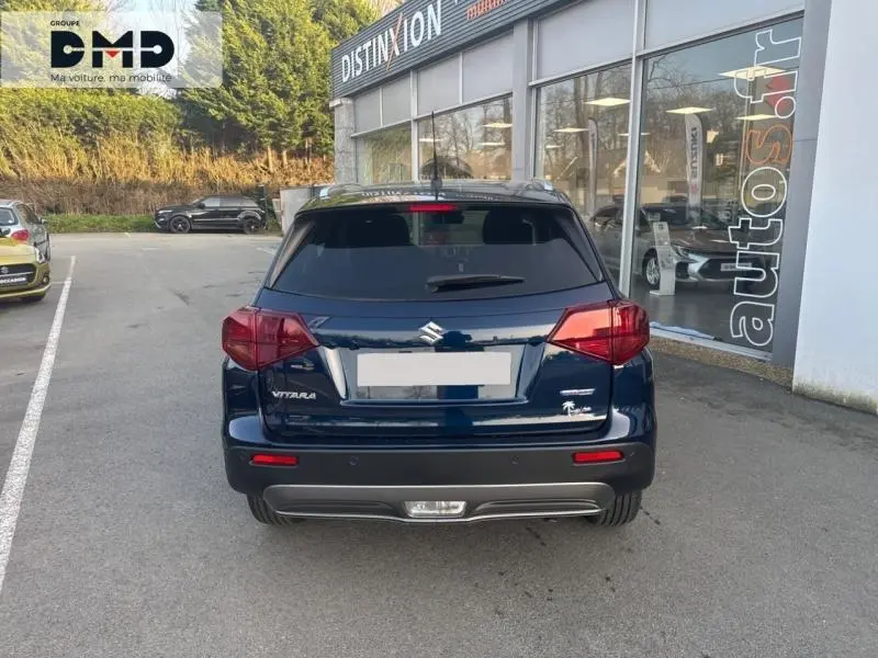 Vue arrière d'un Suzuki Vitara bleu So'Color Sphere Pearl avec feux arrière LED et lunette arrière surteintée.