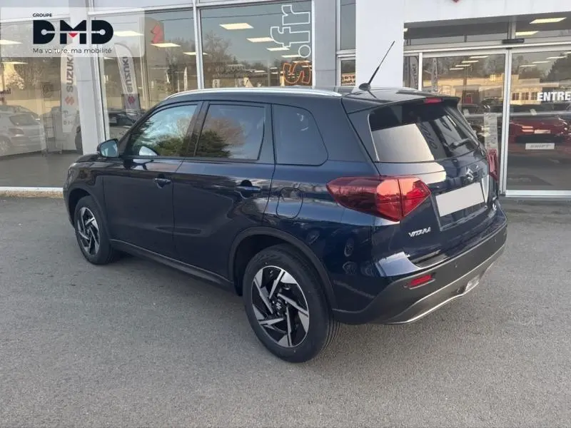 Suzuki Vitara 1.4 Boosterjet Hybrid bleu So'Color, vue 3/4 arrière droit avec jantes alu et toit noir.