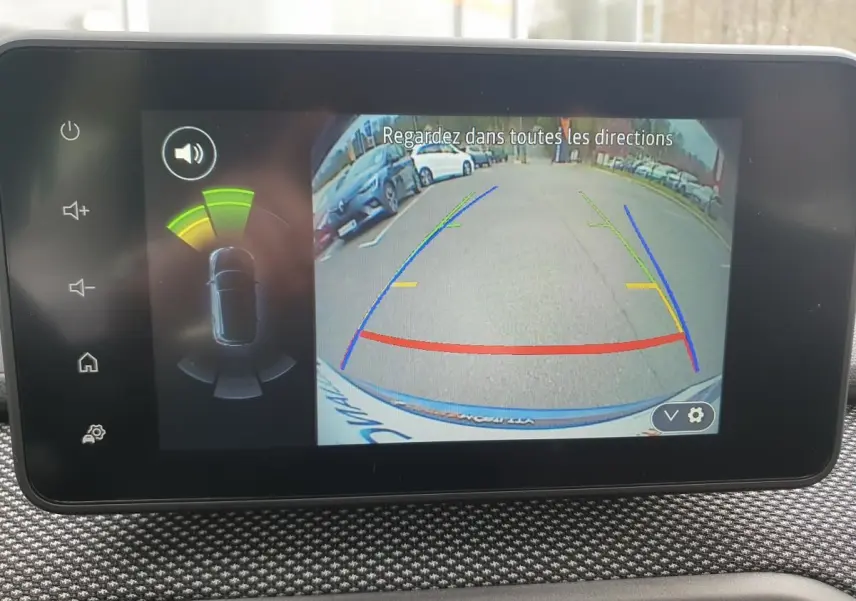 Écran de caméra de recul du Dacia Sandero 2025 montrant l'arrière avec lignes de guidage colorées.