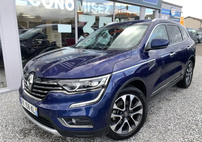 Renault Koleos bleu foncé en 3/4 avant droit, avec jantes alliage 19 pouces et signature lumineuse LED.
