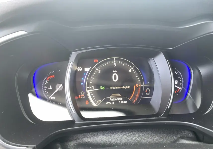 Vue rapprochée du tableau de bord numérique du Renault Koleos 2019, affichage du régulateur adaptatif et autonomie 110 km.