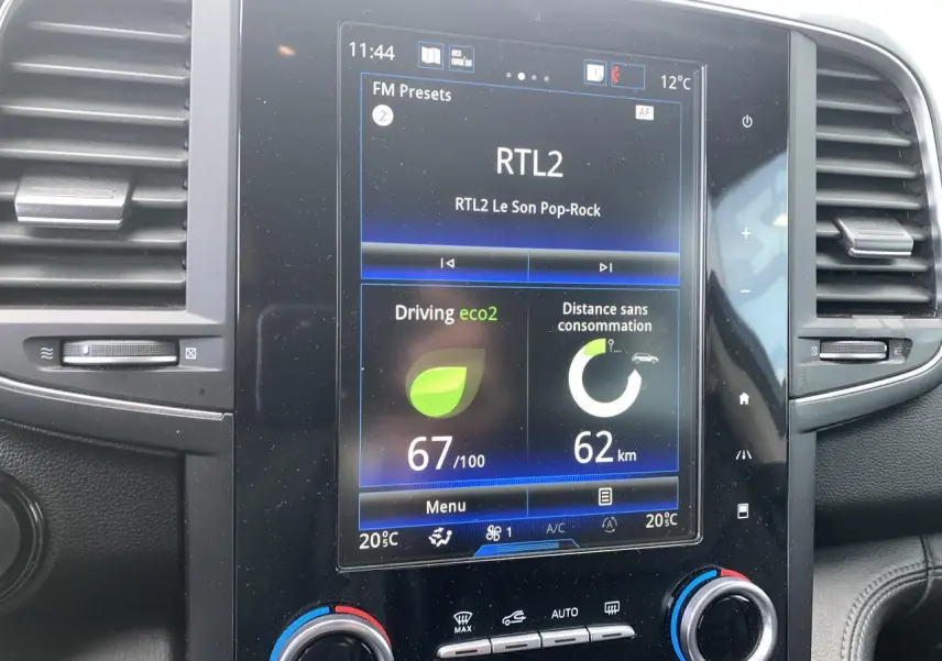 Écran tactile central du tableau de bord du Renault Koleos 2019, affichant la radio et les données de conduite eco2.