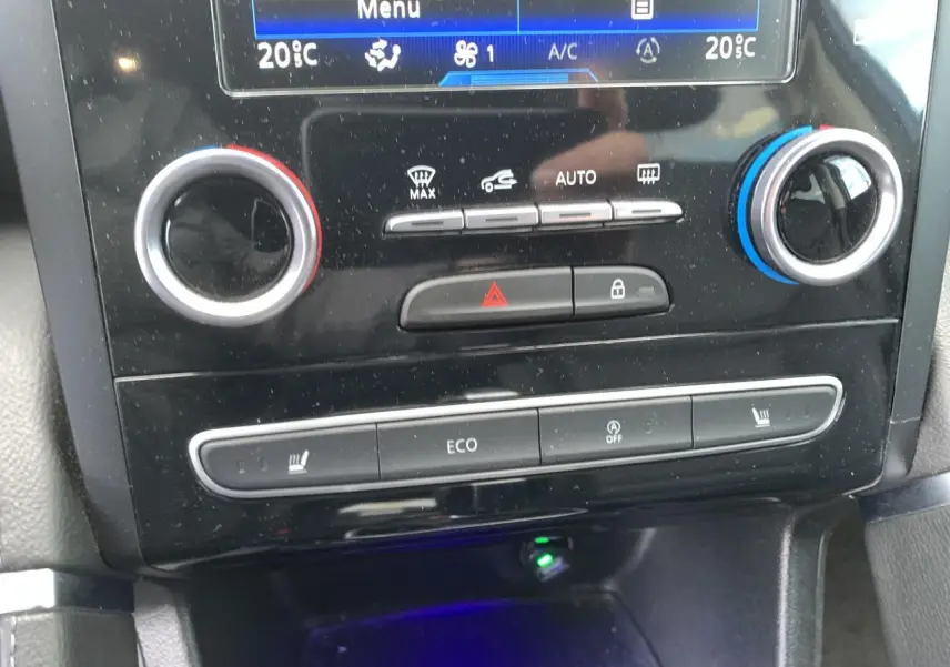 Détail de la console centrale noire du Renault Koleos 2019 avec commandes climatisation et boutons chauffants.