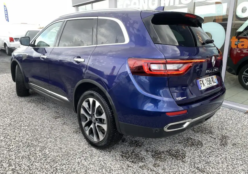 Vue 3/4 arrière droite du Renault Koleos bleu foncé avec feux LED et jantes alliage 19 pouces visibles.