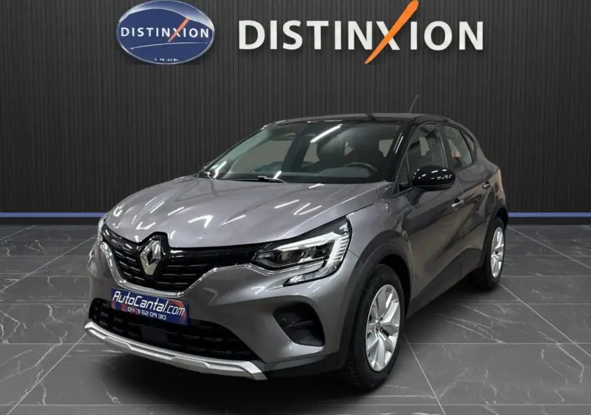 Renault Captur TCe 90 Business gris foncé toit noir, vue 3/4 avant droit en intérieur showroom.