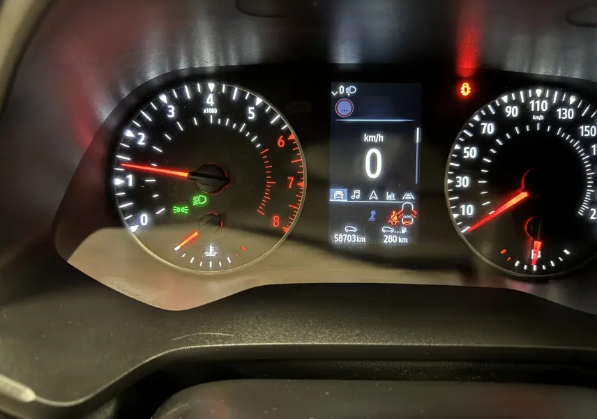 Vue rapprochée du tableau de bord du Renault Captur TCE 90 Business, affichant le compteur et l'écran digital.