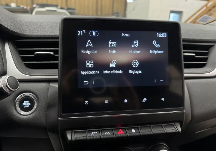 Écran tactile central du tableau de bord du Renault Captur 2021 avec menu multimédia et bouton Start/Stop visible.