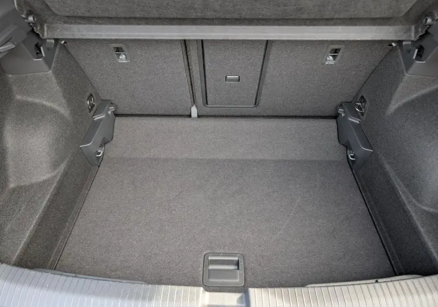 Coffre spacieux vu de dessus du Volkswagen T-Roc gris 2025 avec revêtement intérieur gris foncé.