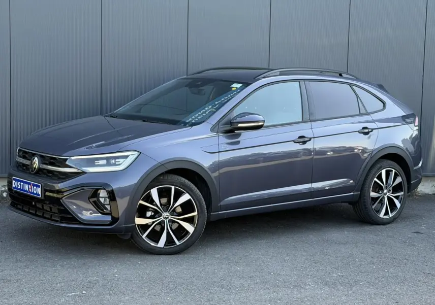 Vue 3/4 avant droite d’un Volkswagen Taigo TSI 116 DSG R-Line gris intense avec jantes alliage 18 pouces Misano.