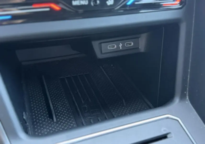 Gros plan sur la console centrale du Volkswagen Taigo 2025, montrant deux ports USB-C et un espace de rangement noir.