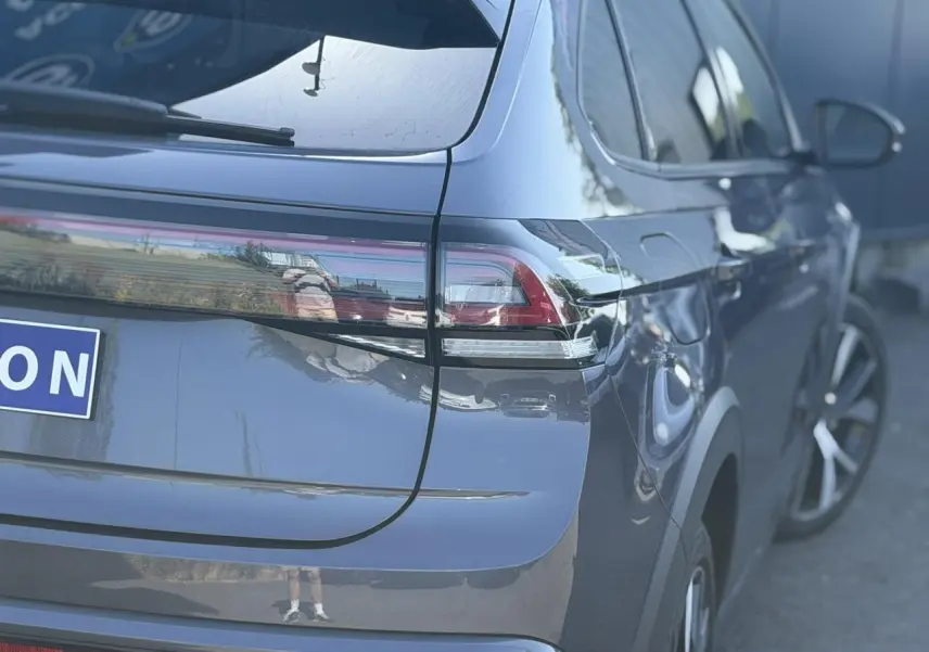 Vue arrière côté gauche du Volkswagen Taigo gris intense 2025 avec feux LED et jantes alliage 18 pouces Misano.