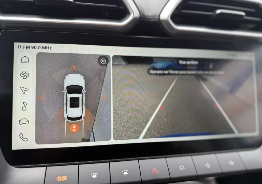 Écran tactile intérieur du MG ZS 1.5L HYBRID+ 2025 montrant la caméra de recul et la vue 360° en mode stationnement.