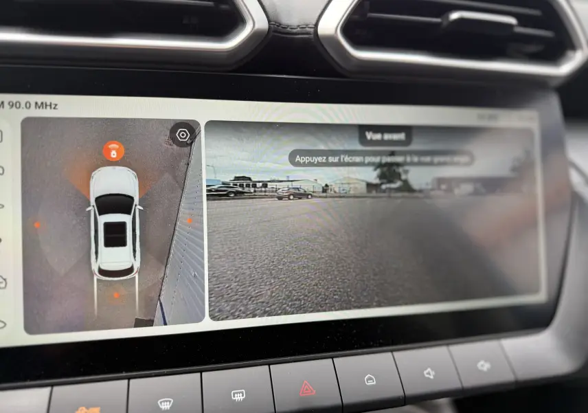 Écran tactile du tableau de bord du MG ZS 2025 montrant la caméra 360 et la vue avant en mode stationnement.