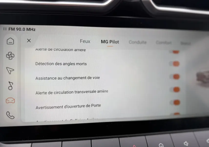 Écran tactile intérieur du MG ZS 1.5L HYBRID+ 2025 montrant les options d'assistance à la conduite activées.