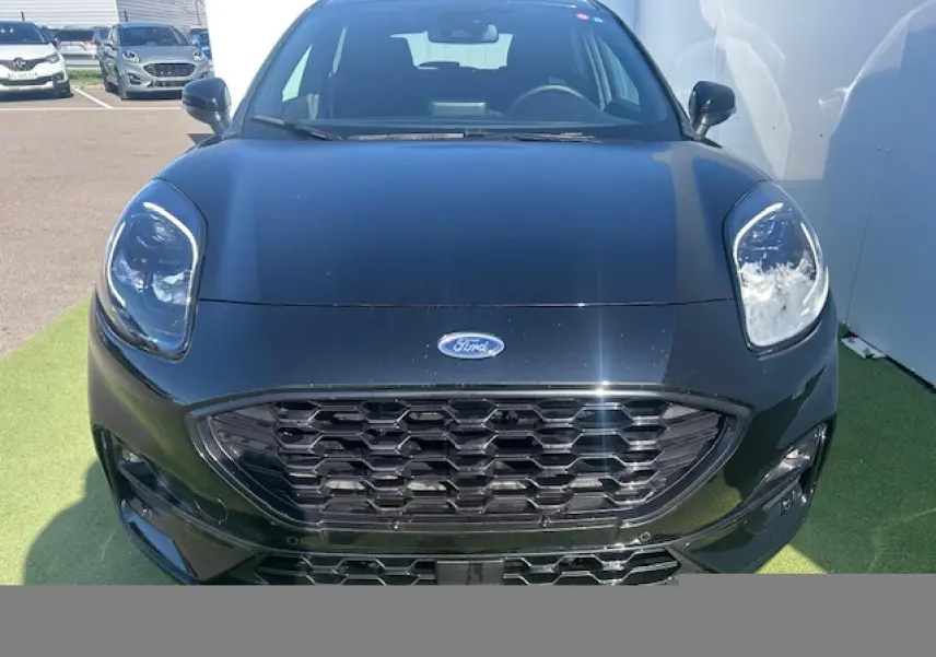 Vue avant rapprochée d'une Ford Puma noire Agate avec calandre hexagonale et phares LED distinctifs.