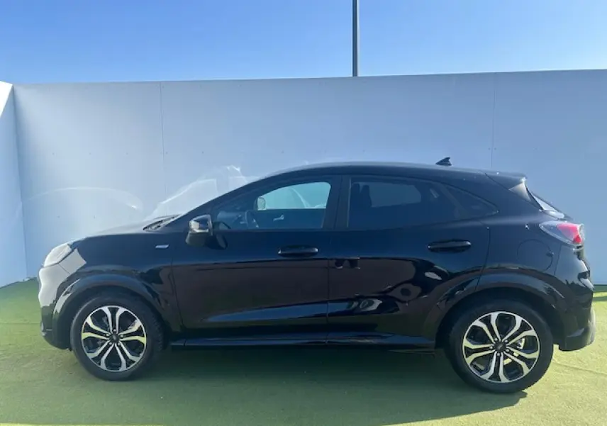 Vue latérale droite du Ford Puma noir Agate 2023 avec jantes alliage 17 pouces et badges ST-Line visibles.