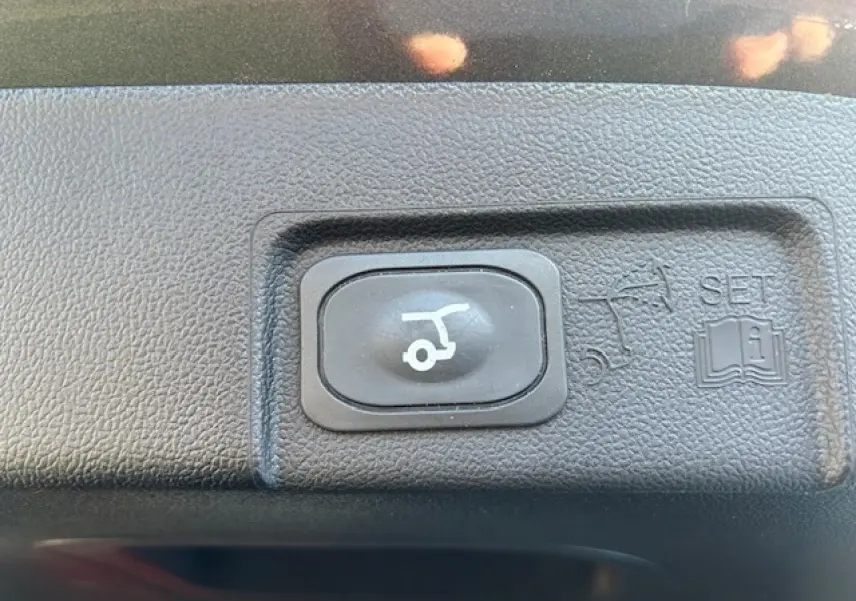 Bouton noir d'ouverture électrique du hayon sur tableau de bord du Ford Puma noir Agate 2023.