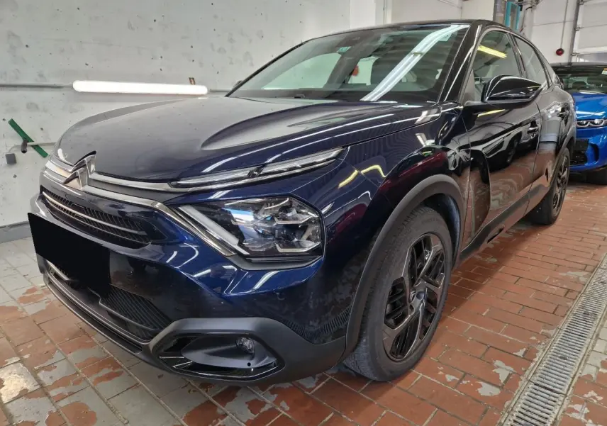 Citroën C4 2024 bleu Eclipse vue 3/4 avant droit avec toit noir Perla et jantes alliage 18 pouces.