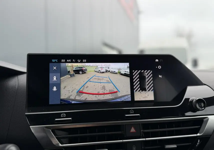 Écran tactile central montrant la caméra de recul d'une Citroën C4 2024, intérieur noir avec détails modernes.