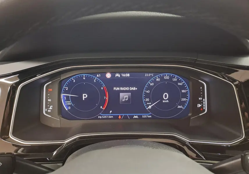 Vue rapprochée du combiné d'instruments digital du Volkswagen Taigo 2025 affichant la vitesse, le régime moteur et la radio DAB+.