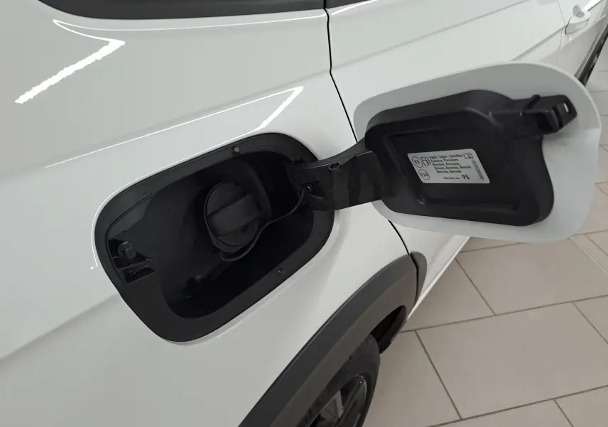 Gros plan sur la trappe à carburant côté gauche d'un Volkswagen Taigo blanc pur avec toit noir.