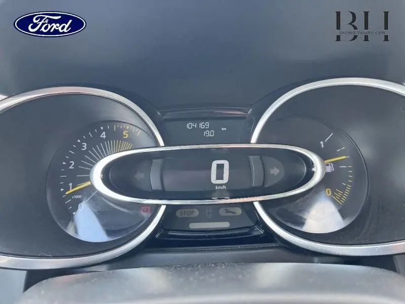 Tableau de bord de Renault Clio 1.5 dCi 2013, affichage digital central avec compteur de vitesse à 0 km/h.
