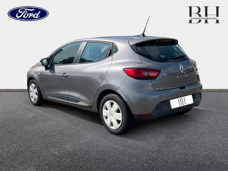 Vue 3/4 arrière droite d'une Renault Clio gris Cassiopée de 2013 avec becquet et feux arrière allongés.