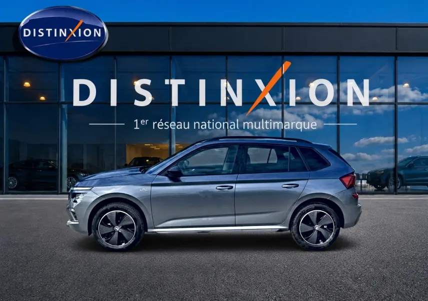 Vue latérale droite d'un Skoda Kamiq gris graphite 2026 avec jantes alu noires et toit panoramique en verre.