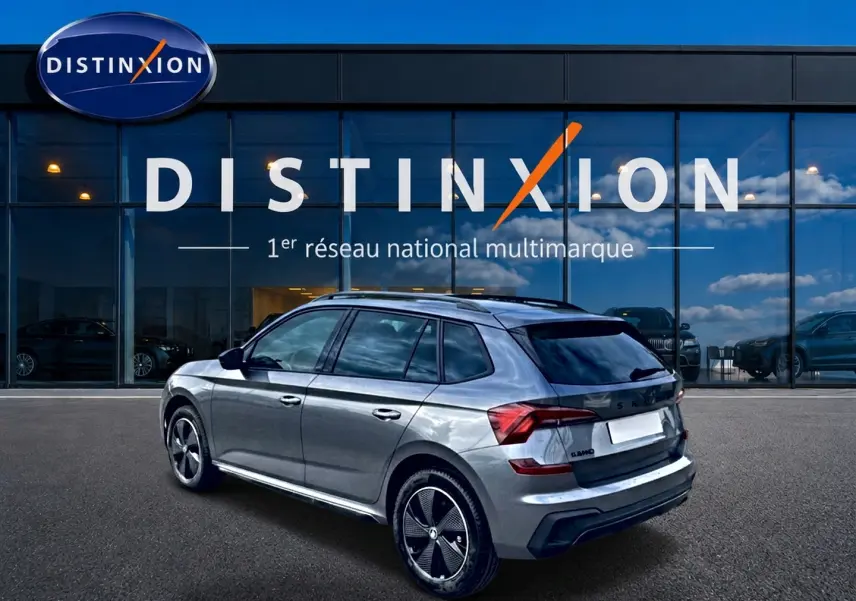 Vue 3/4 arrière droite du Skoda Kamiq gris graphite avec jantes alu et toit panoramique en verre.
